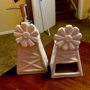 Soap and sponge or scrub pad holder.